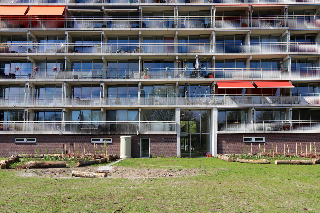 De buurtbewoners van deze flat in Kerkelanden hebben mooi uitzicht op de nieuwe Hildegard Tuin