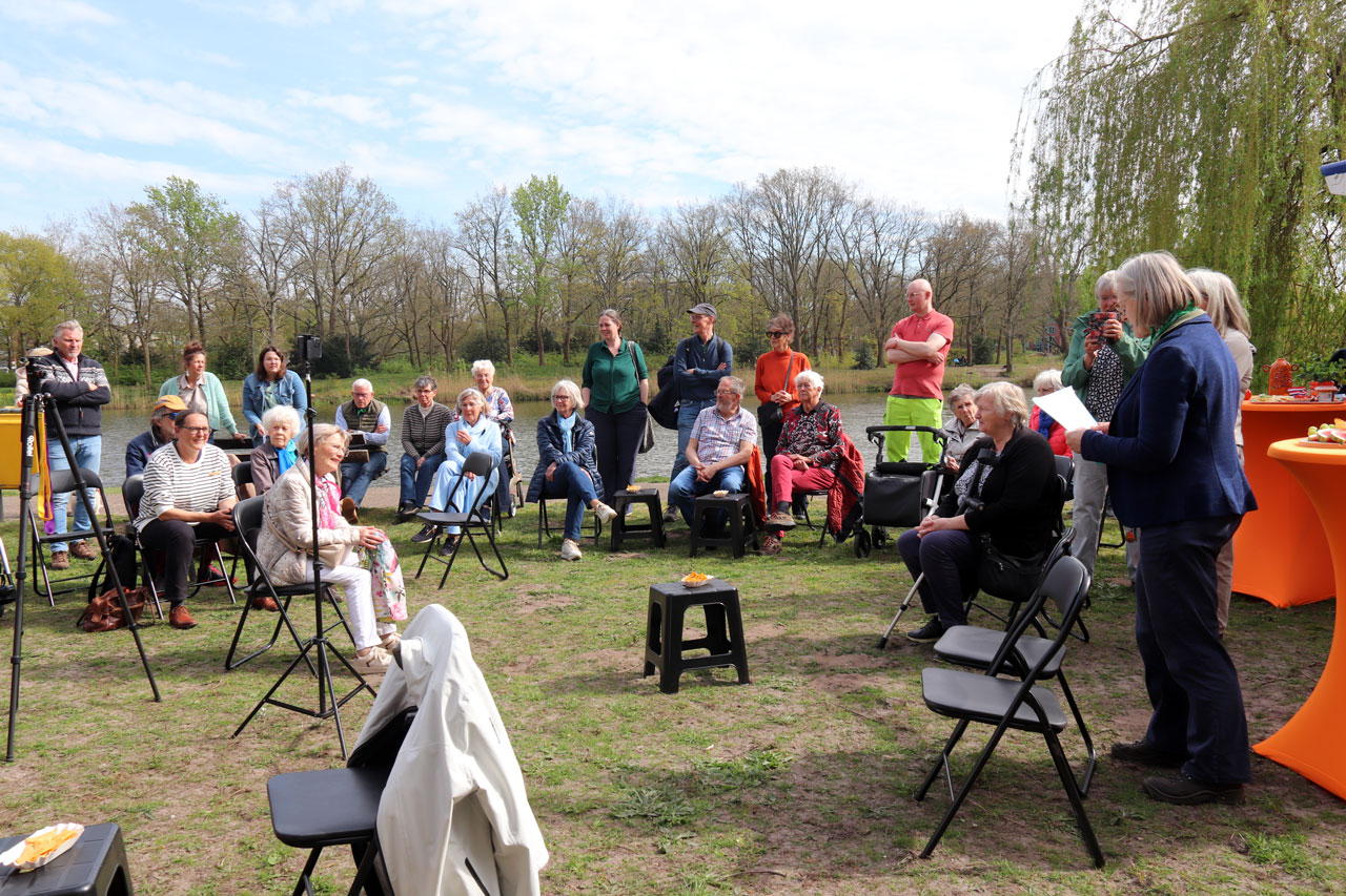 Buurtbewoners ontmoeten elkaar in de Hildegard Tuin