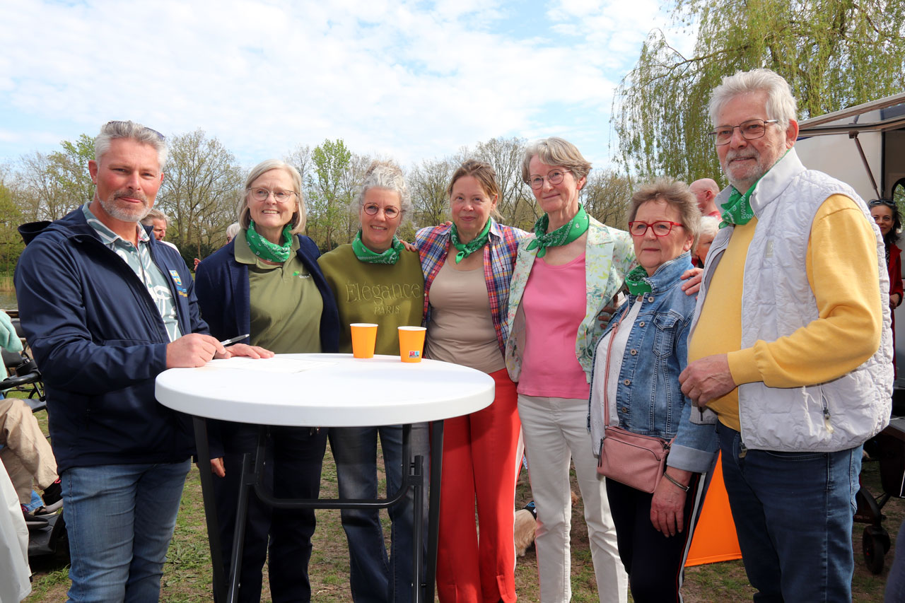 De buurtbewoners komen bij elkaar voor de opening van de Hildegard Tuin