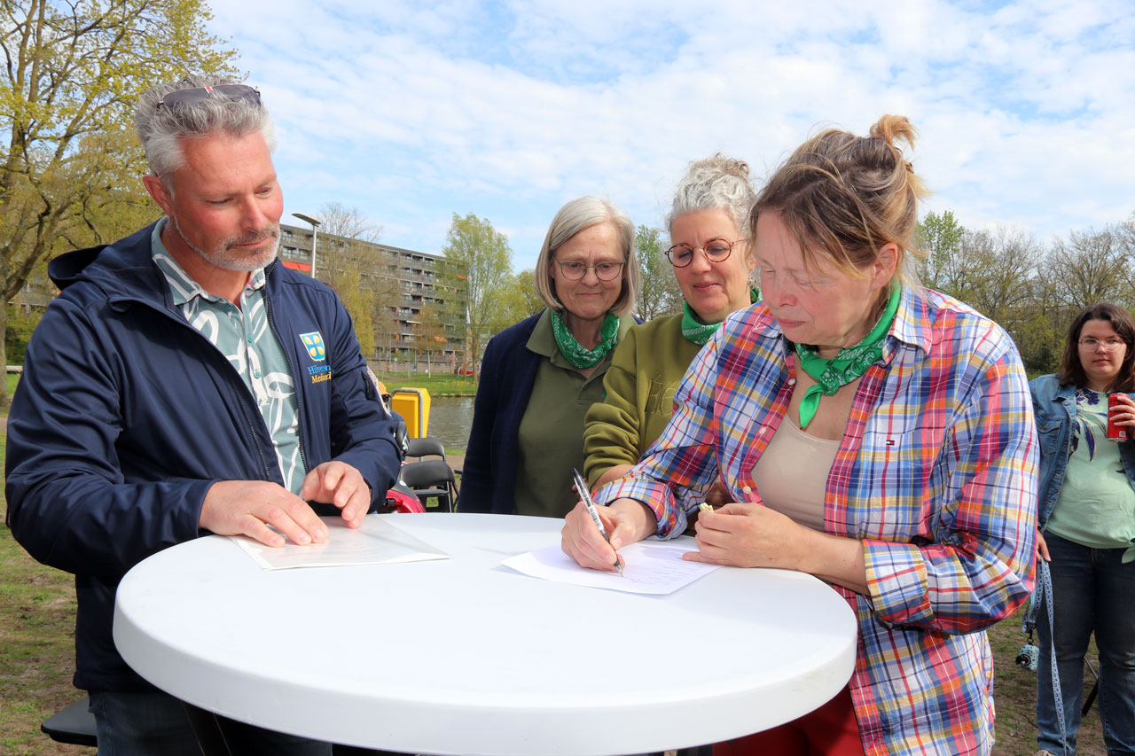 Een officieel moment tijdens de opening van de nieuwe tuin