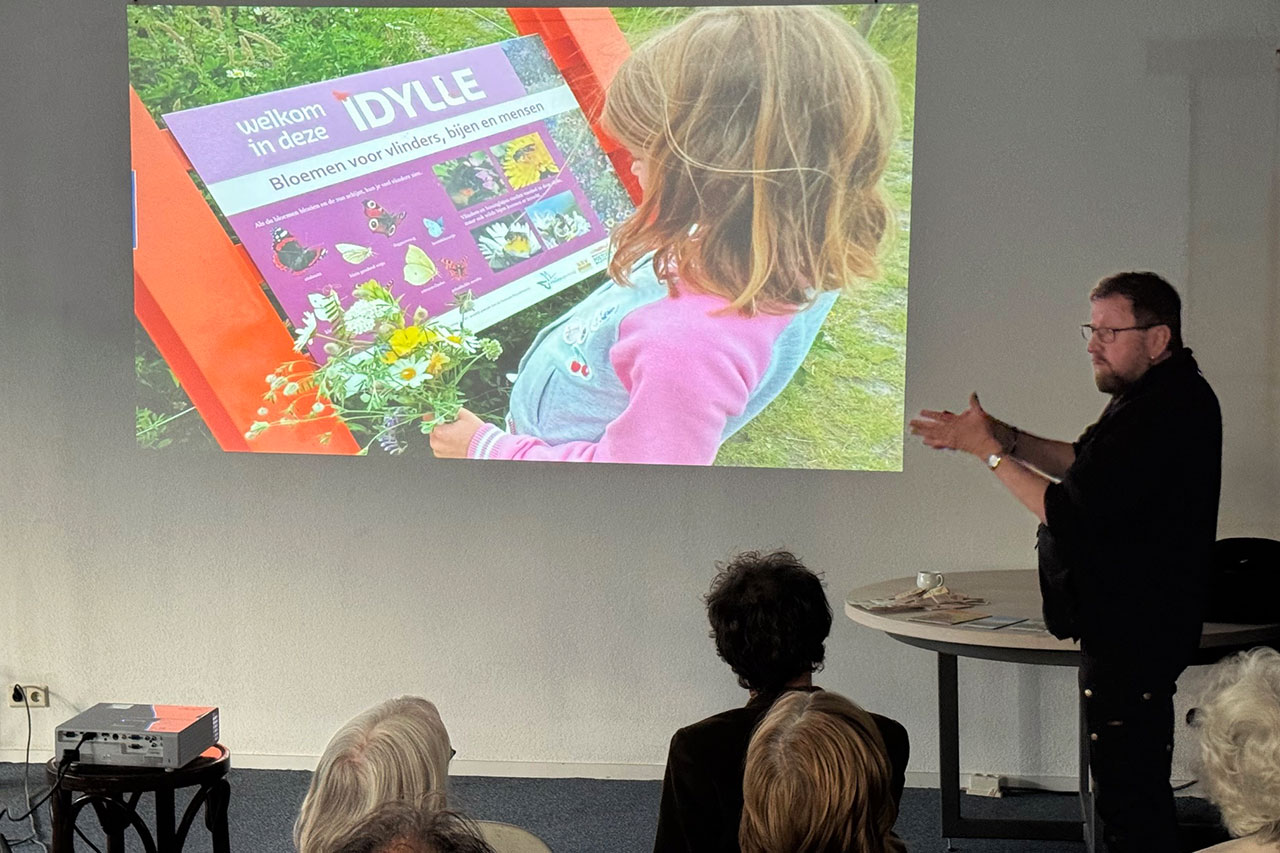 Aan de hand van een presentatie vertelt Kars Veling over de juiste gewassen om vlinders aan te trekken